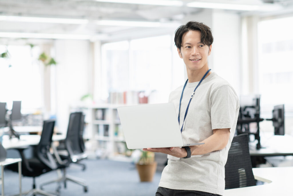 オフィスで働く若いエンジニア