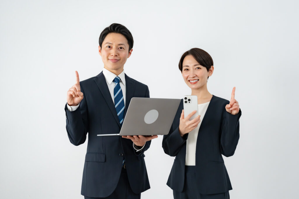 スーツを着た男女