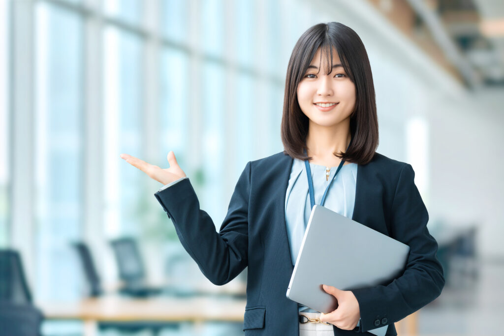 手で案内をする女性