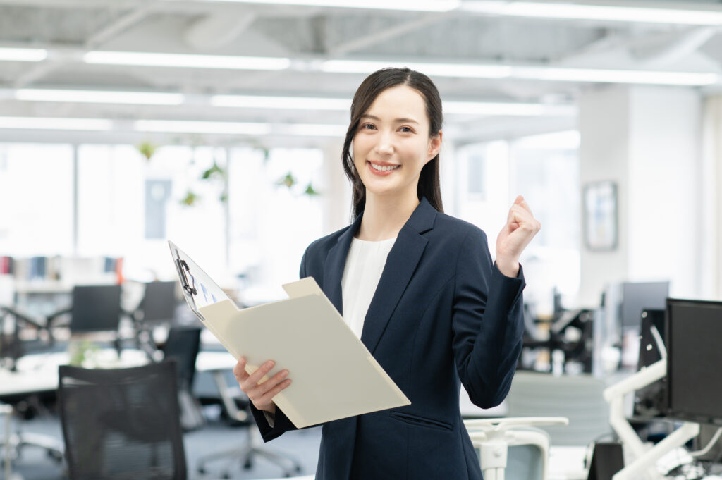 オフィスで仕事するビジネスウーマン