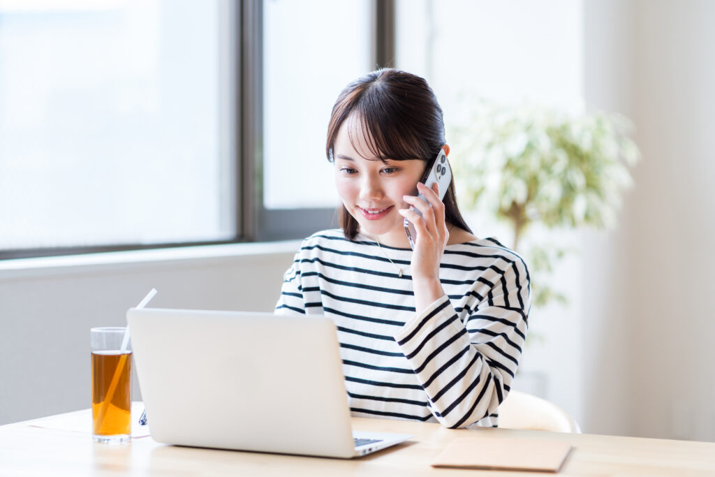 カフェでテレワークをする若い女性