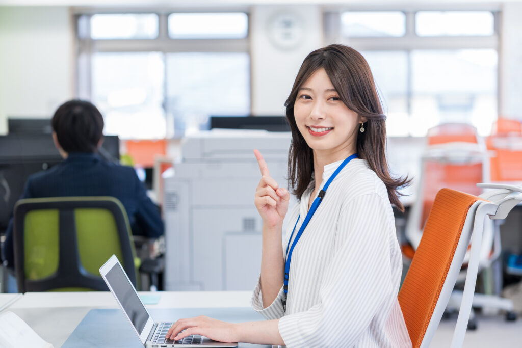 オフィスで働く若い女性