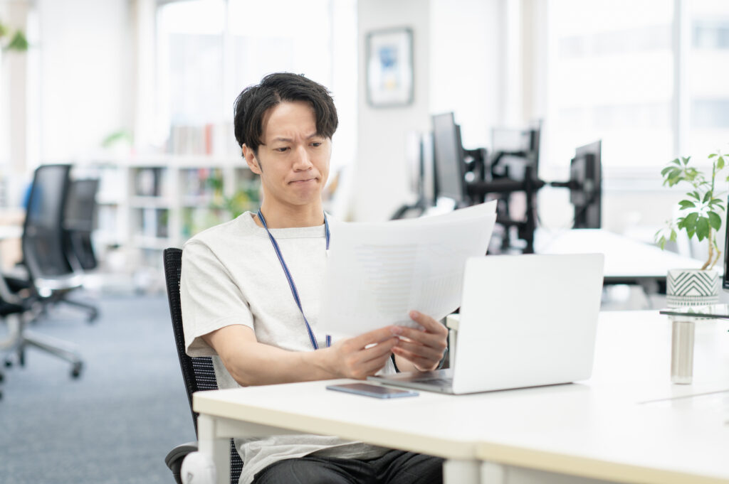 オフィスで仕事する若いビジネスマン