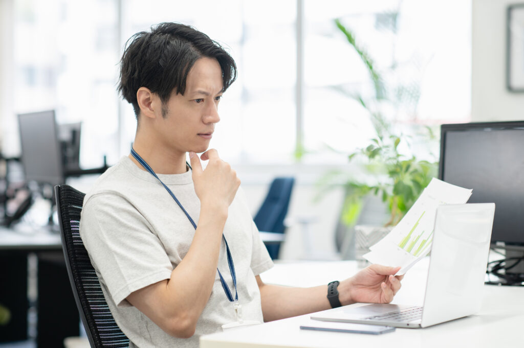 オフィスで働く若い男性エンジニア