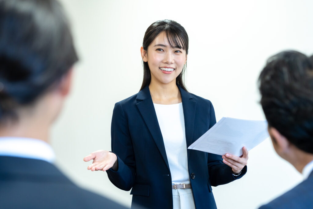 打ち合わせする若いビジネスウーマン