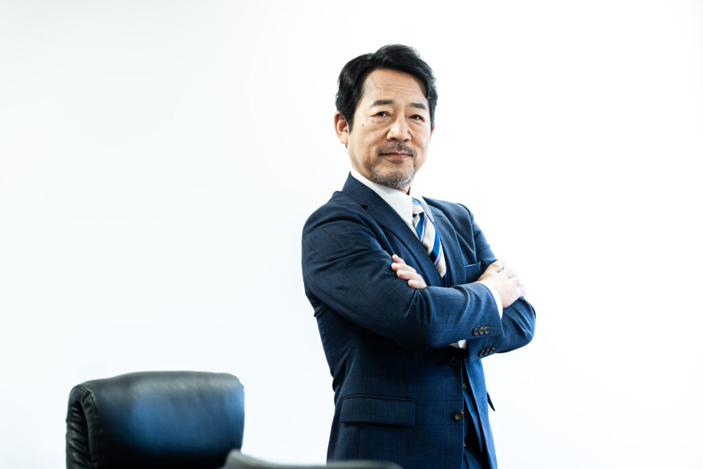腕組みするビジネスマン