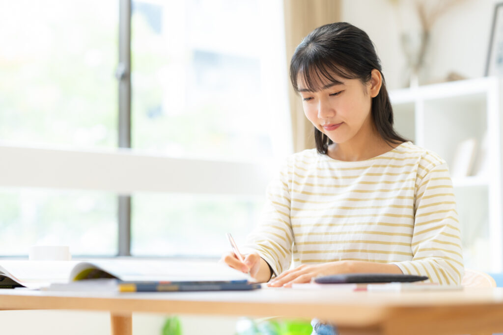 勉強する女性
