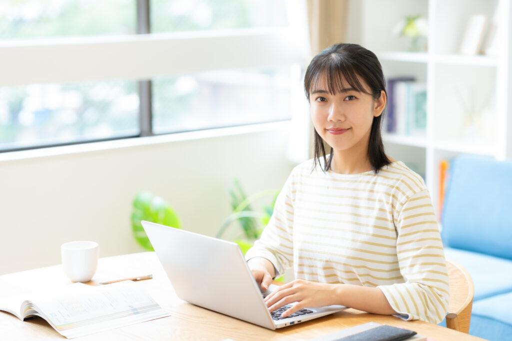 リビングで勉強をする女性