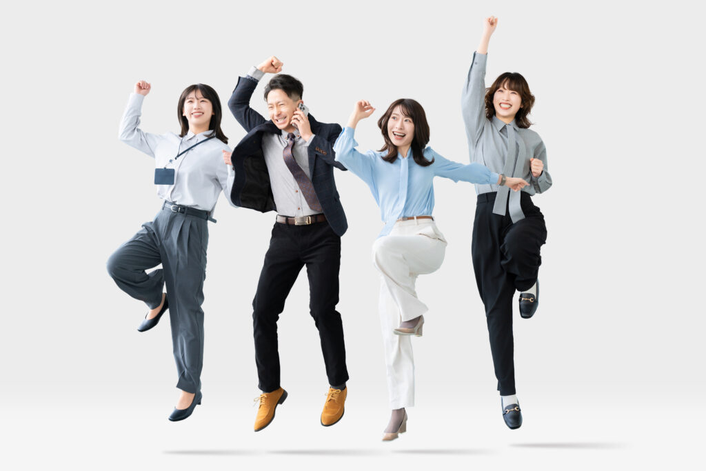 ジャンプする男女4人