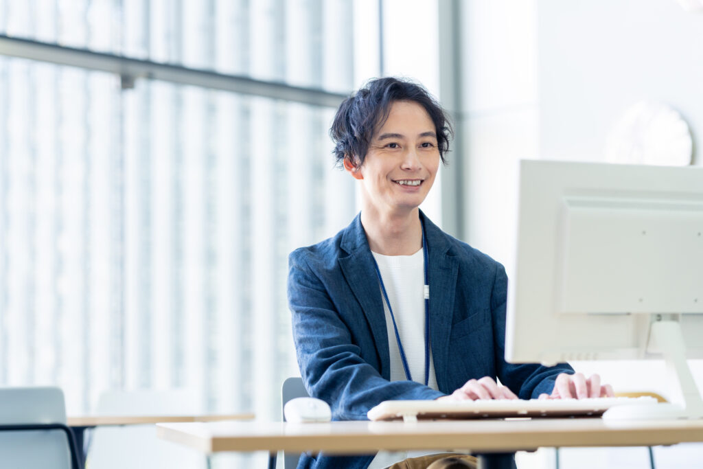 オフィスで働くビジネスマン