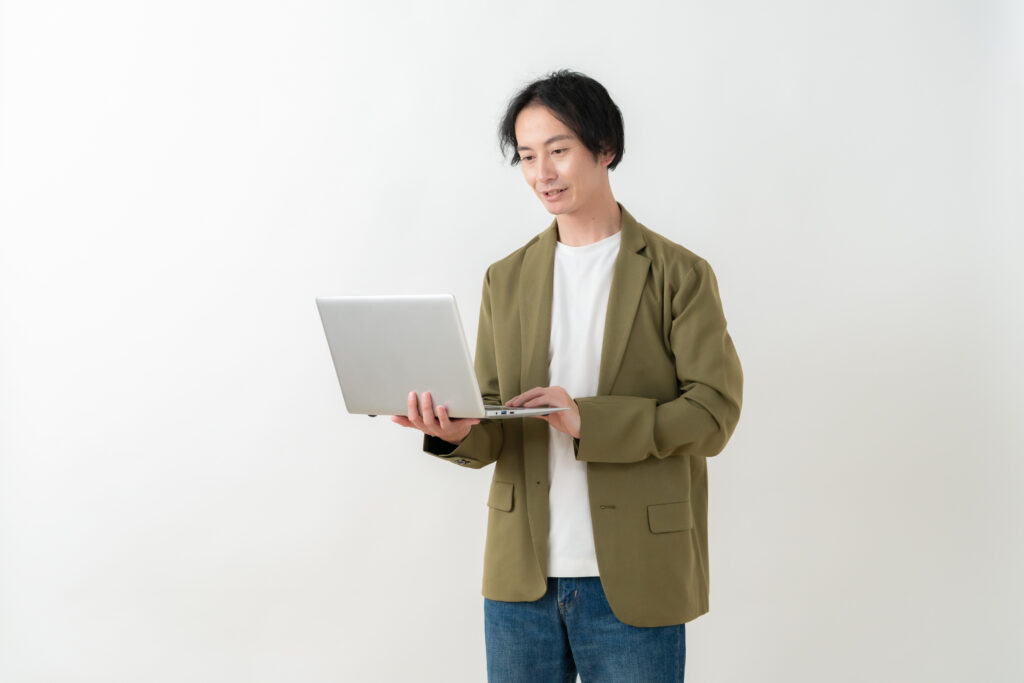 白バックの若い男性エンジニア
