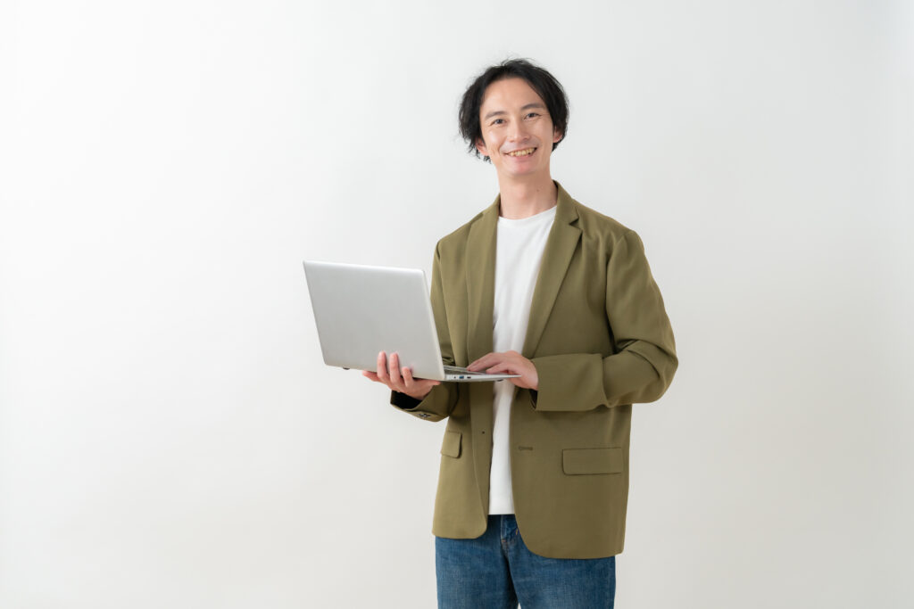 白バックの若い男性エンジニア