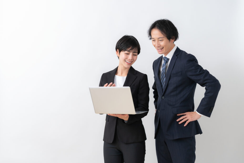 白バックの若い男女のビジネスマン