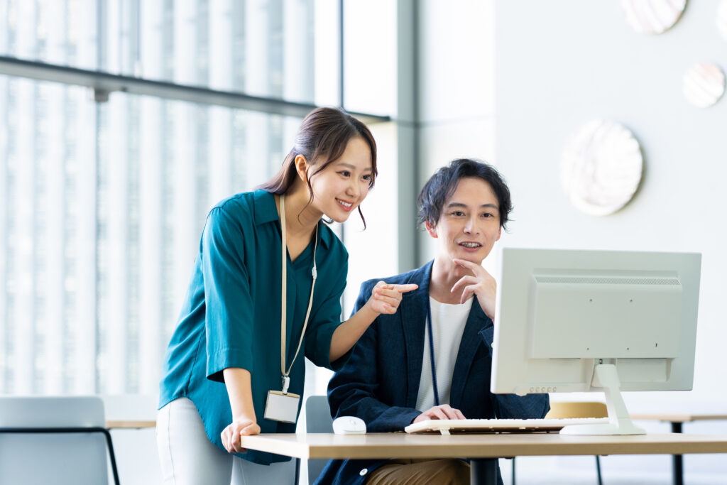 オフィスで働く若いエンジニア