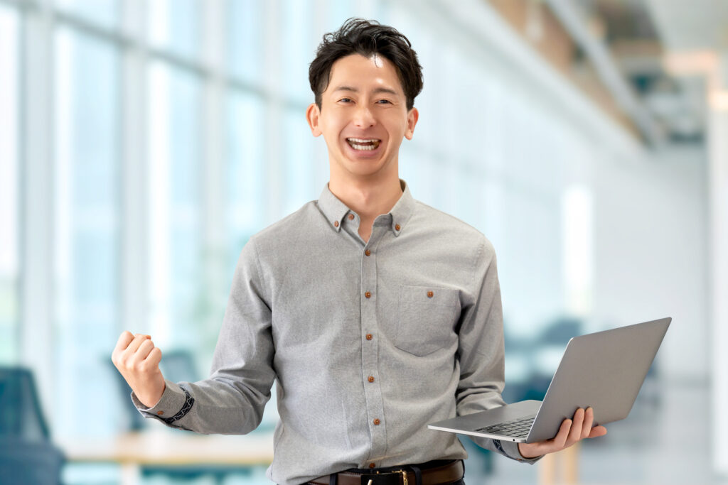 ガッツポーズをする笑顔の男性ビジネスマン