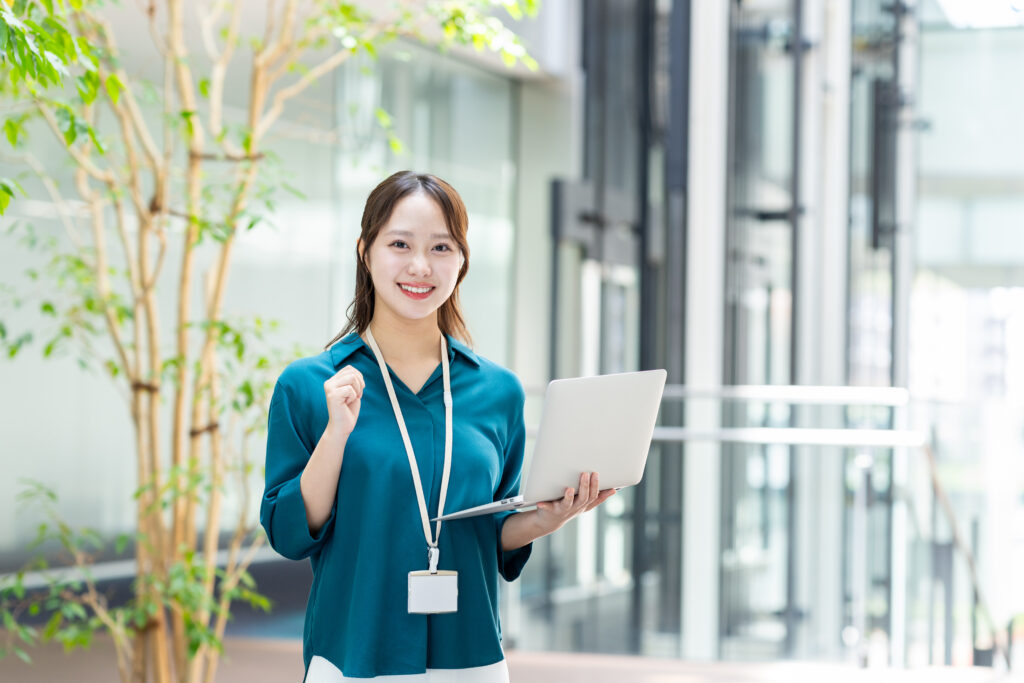 オフィスで働く若いエンジニア