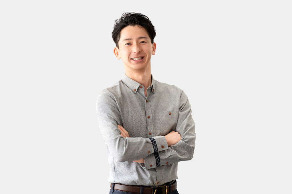 腕組みをして微笑む男性ビジネスマン