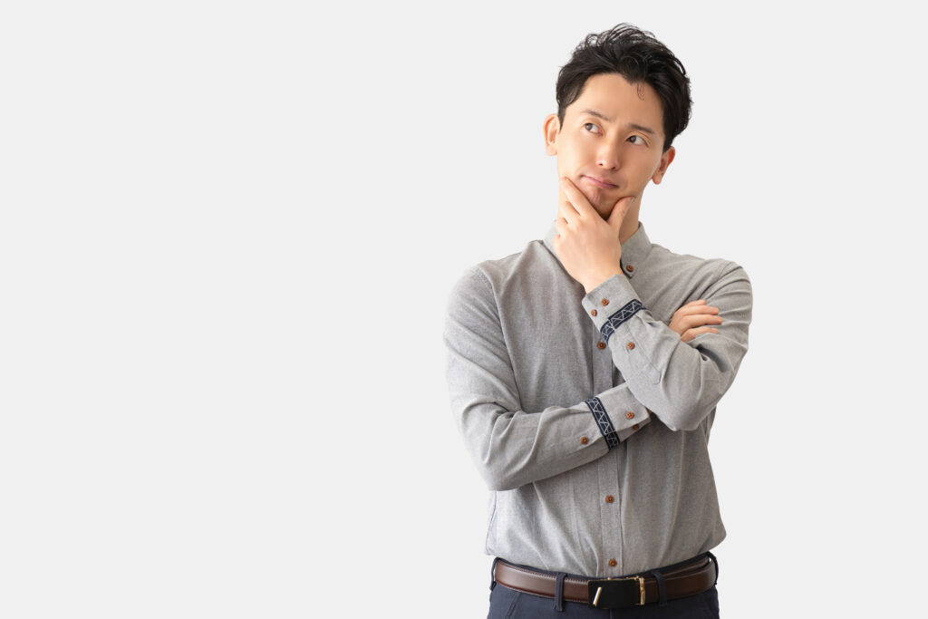 考えごとをする男性ビジネスマン