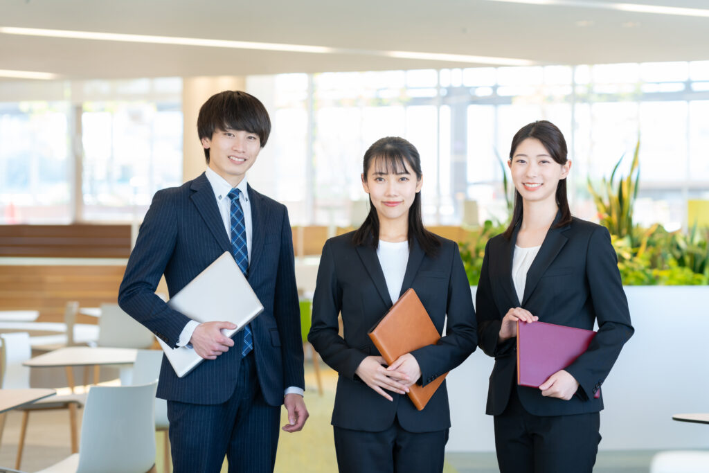 会議をする男女のビジネスマン