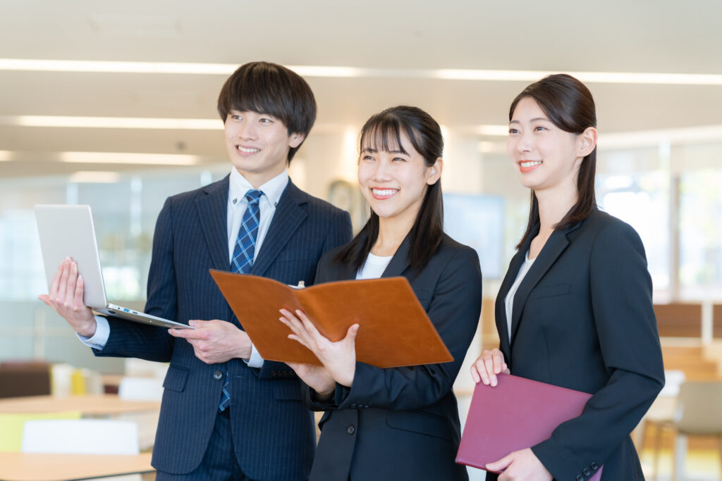 会議をする男女のビジネスマン