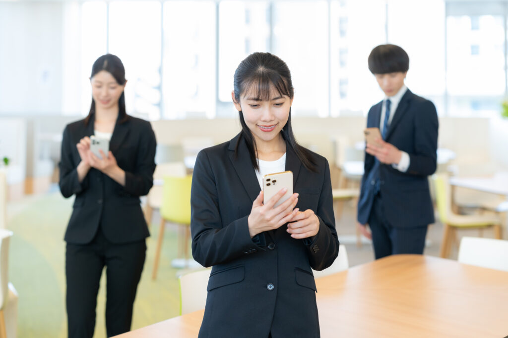 会議をする男女のビジネスマン