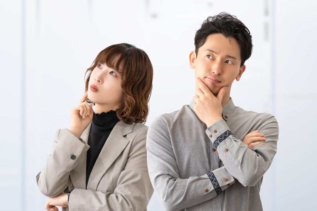 考えごとをする男女2人のビジネスマン
