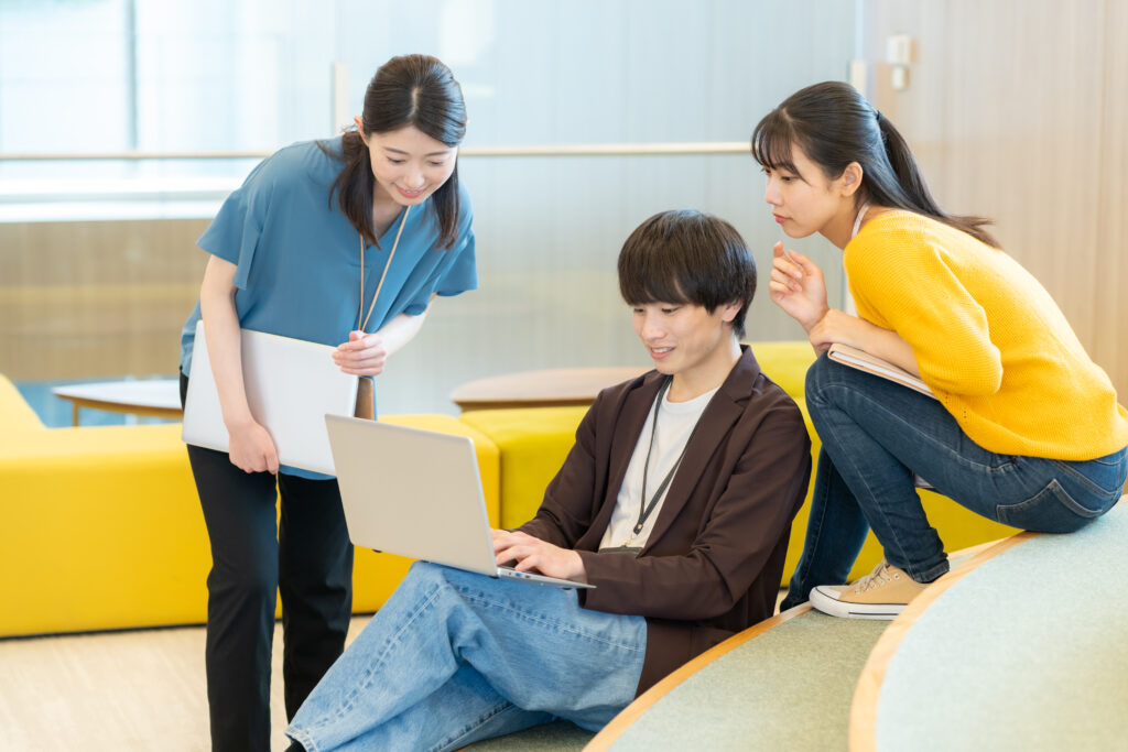 会議をする男女のエンジニア