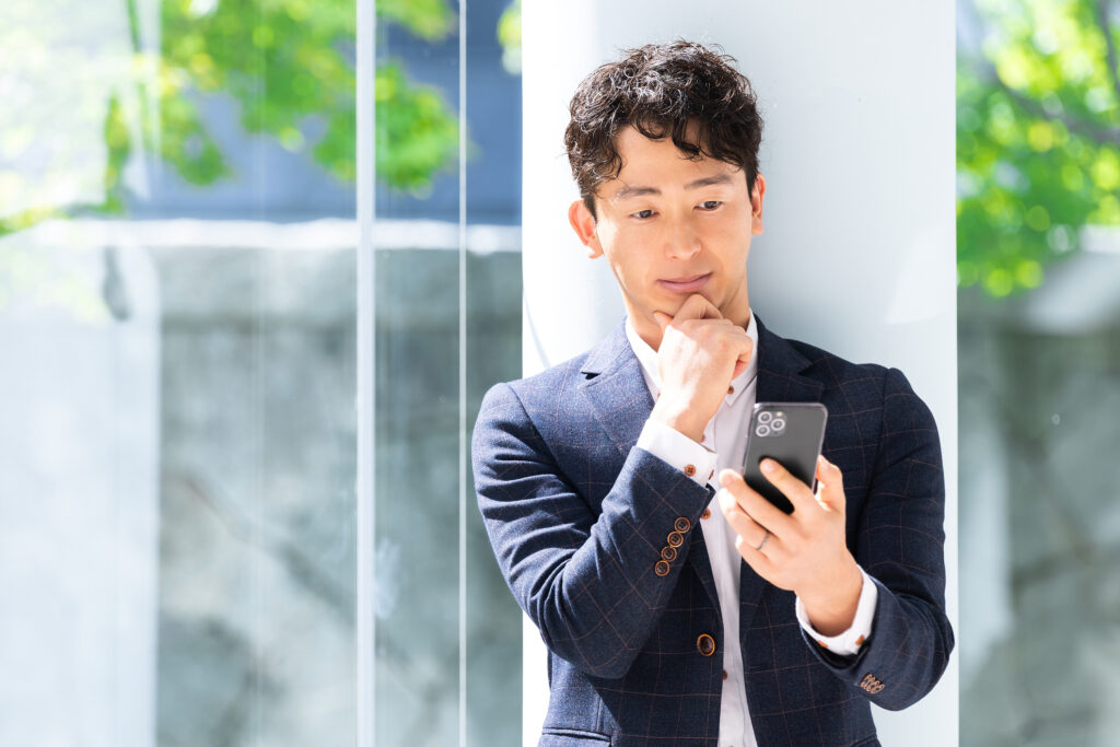 考える男性ビジネスマン
