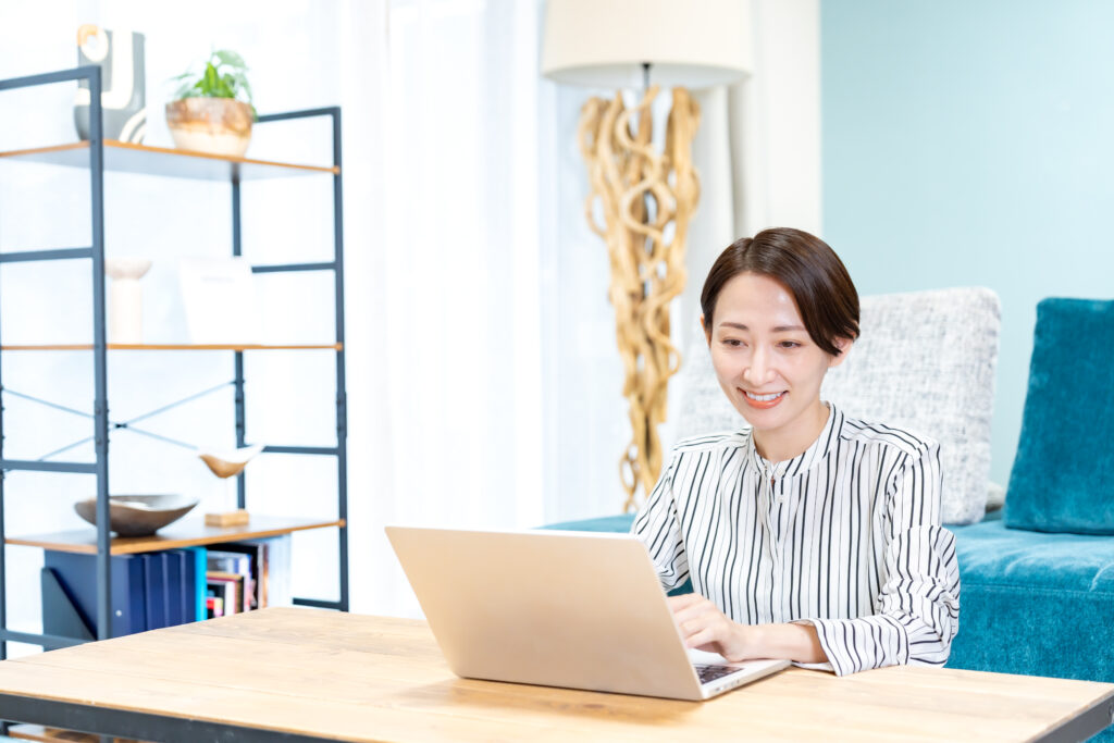 パソコン作業をする女性