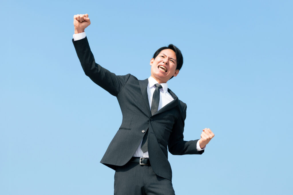 ガッツポーズをする元気な男性ビジネスマン
