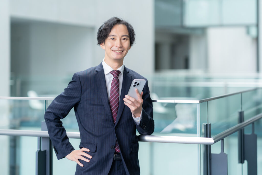 オフィスで働くビジネスマン