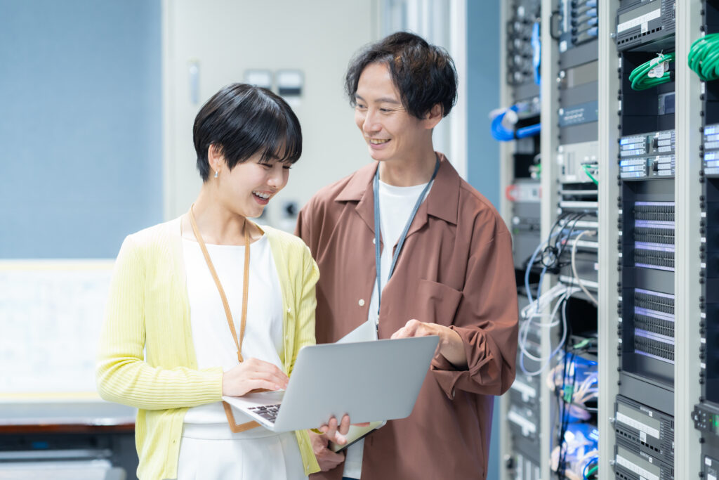 サーバーをメンテナンスするエンジニア