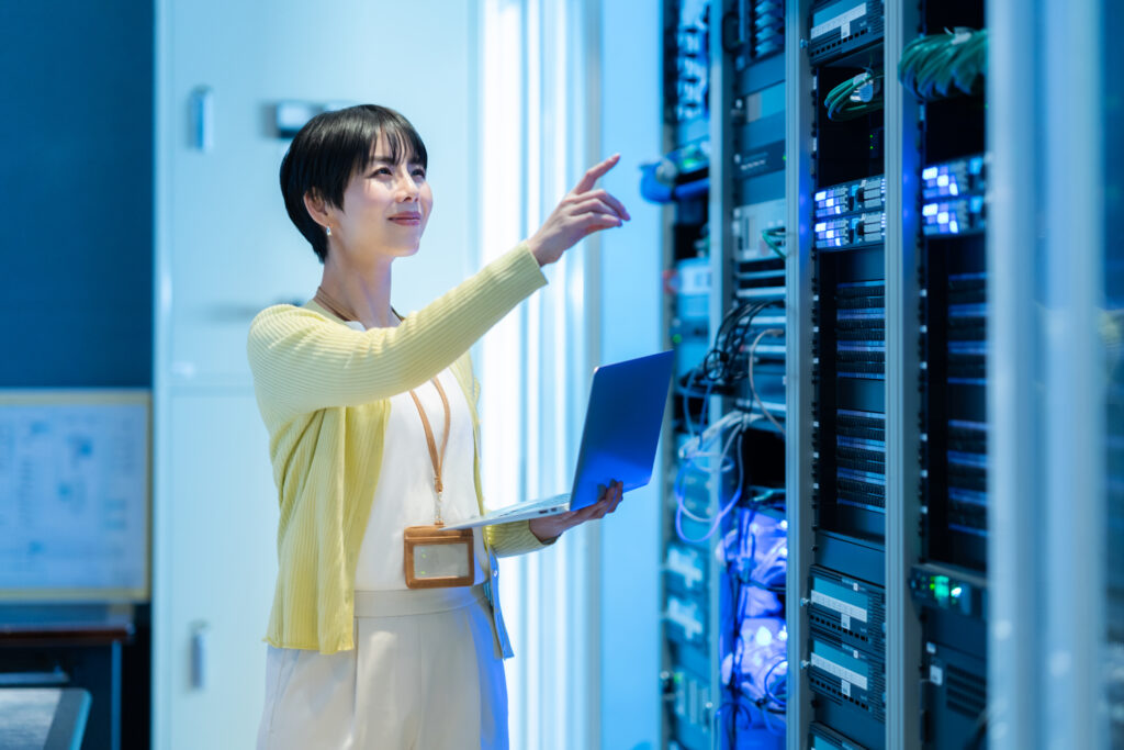 サーバーをメンテナンスをするエンジニア