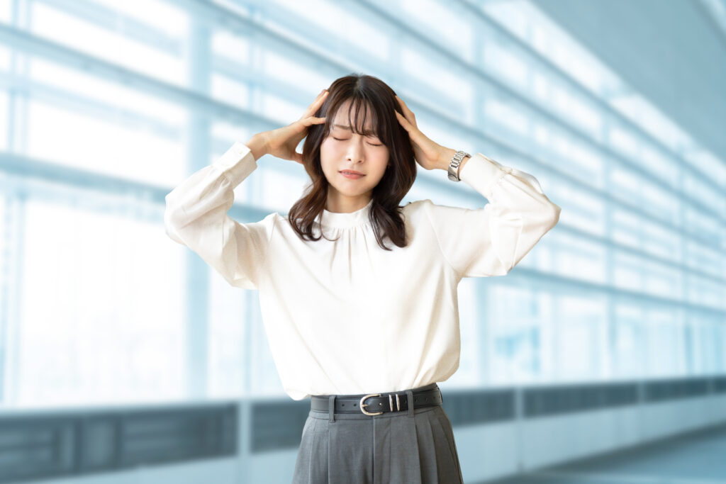 頭を抱える女性