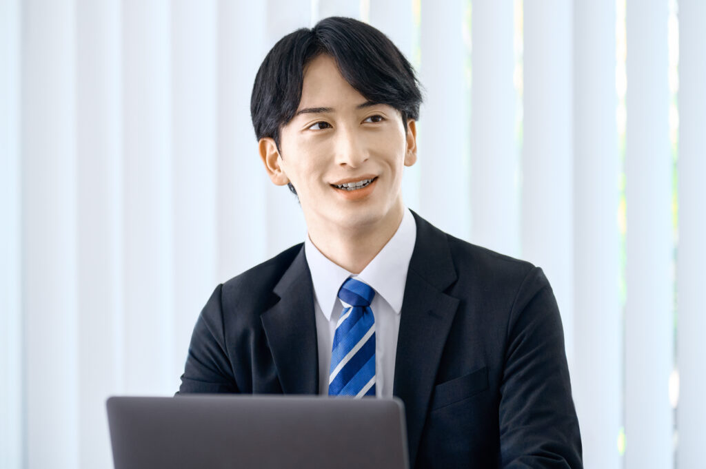 ビジネスマン　ノートパソコン　会議　会社