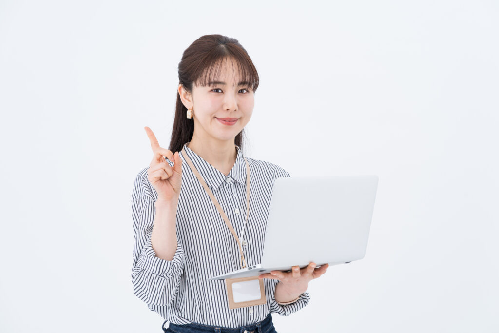 提案するビジネスパーソンの女性