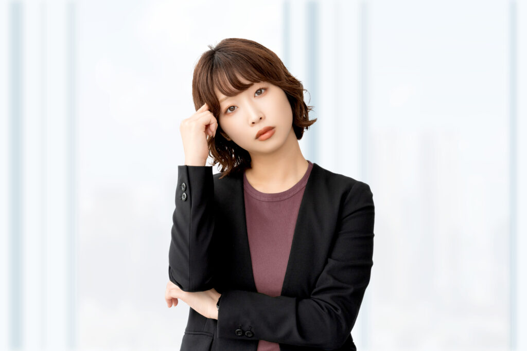 考えごとをする女性