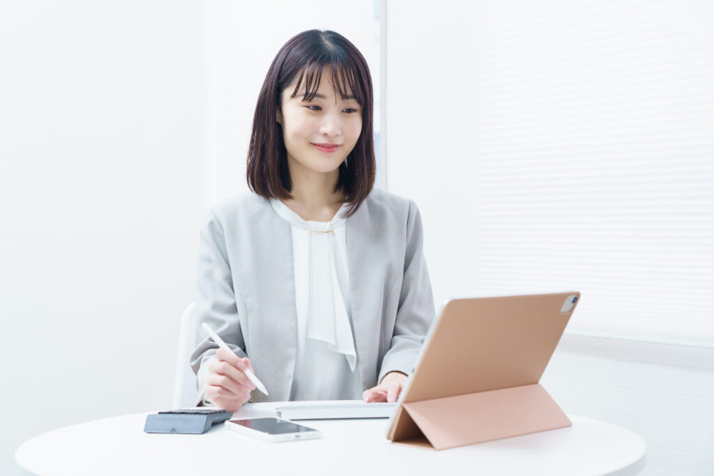仕事をする女性