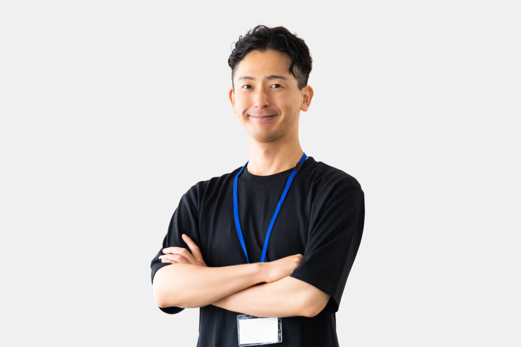 腕組みをして微笑む男性ビジネスマン