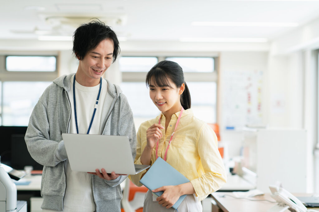 オフィスで働く若いビジネスパーソン