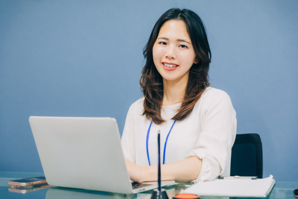 デスクワーク業務する女性