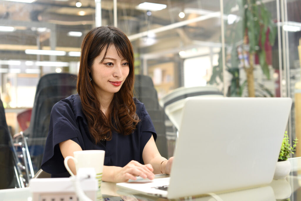 ノートパソコンを操作する若い女性