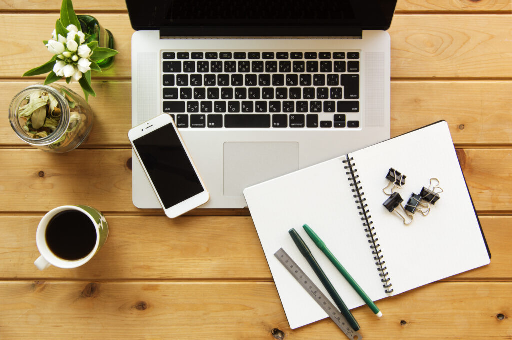  パソコンのあるデスクイメージ 