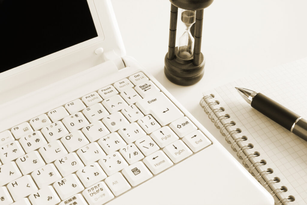 パソコンと砂時計