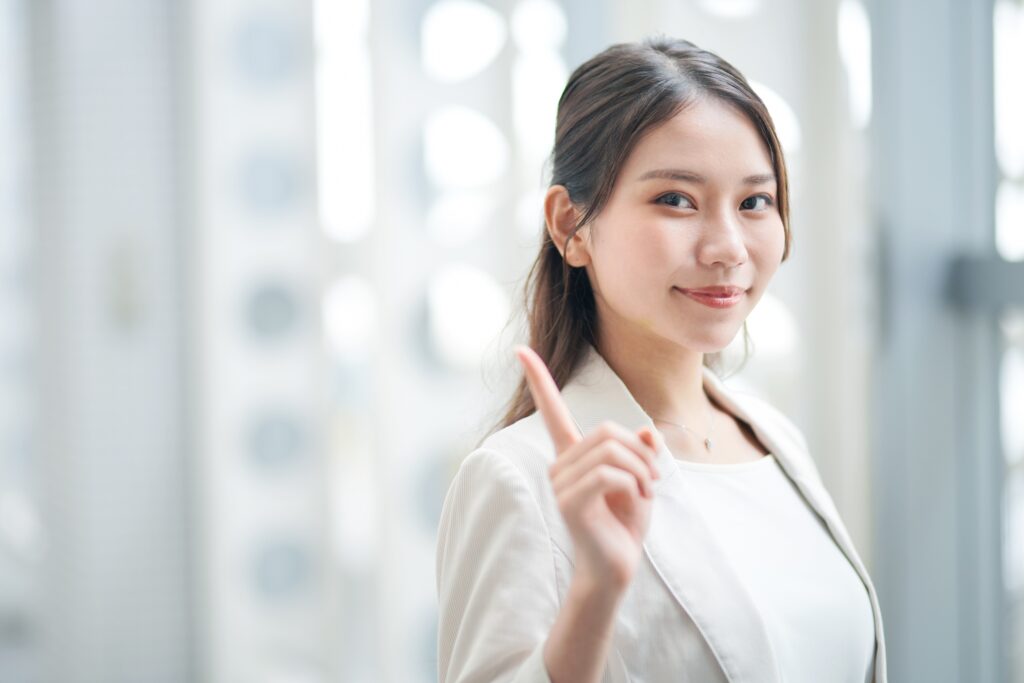 ポーズをとる女性