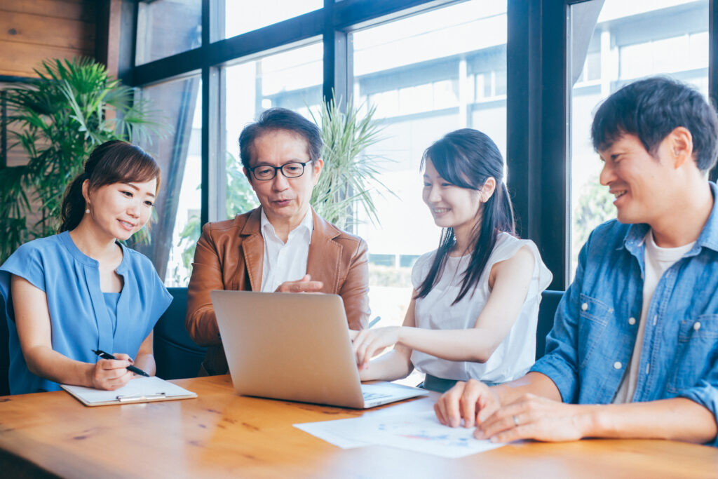 カジュアルな会社のスタッフミーティング