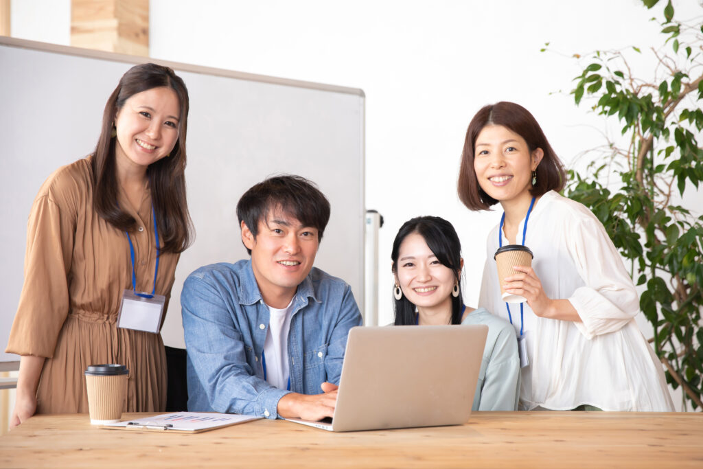 若いビジネスマン/打ち合わせ