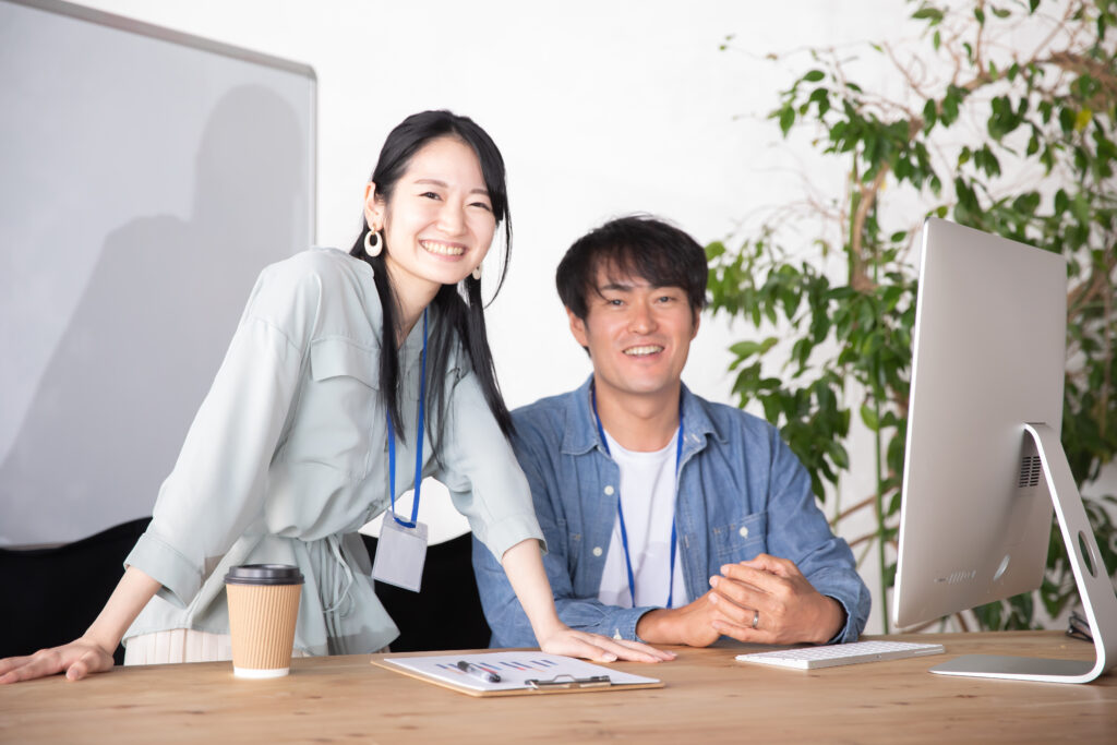 オフィスでミーティングする男女の会社員