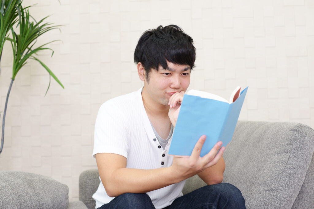 読書を楽しむ男性