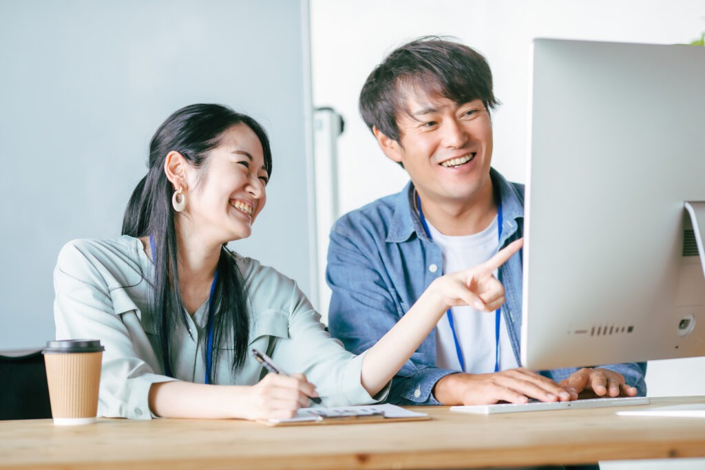 オフィスでミーティングする男女の会社員